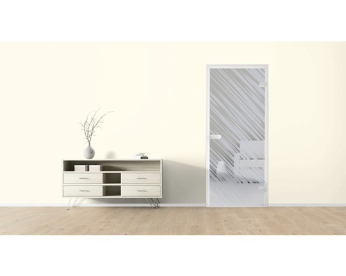 Heller Raum mit Kommode, Dekoration und Glastür mit Dekor