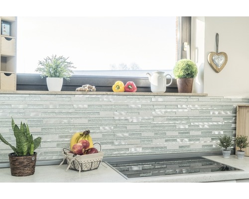 Küchenszene mit Mosaikfliesen, Pflanzen und Obst