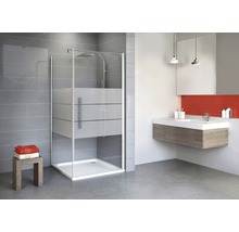 Badezimmer mit Duschkabine, Waschbeckenunterschrank und Spiegel