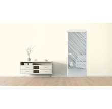 Helles Interieur mit Kommode und Glastür mit Streifenmuster