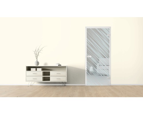 Helles Interieur mit Kommode und Glastür mit Streifenmuster