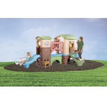 Kinderspielhaus mit Rutschen auf einer Rasenfläche mit Kindern und einer erwachsenen Person
