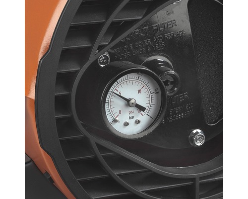 Detailansicht eines Druckmessers an einem Kompressor