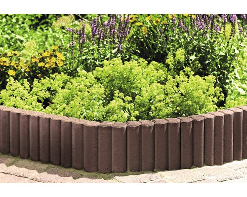 Beetbegrenzung aus Beton im Garten