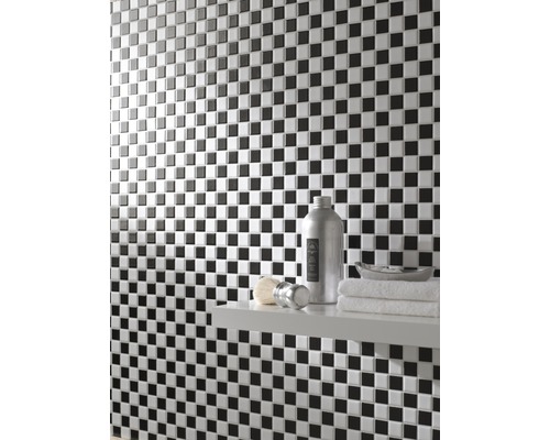 Wandgestaltung mit Mosaikfliesen in Schachbrettmuster und Badaccessoires auf Ablage