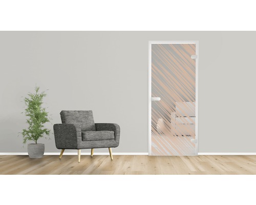 Szene mit einer Glastür mit Dekor, einem Sessel und einer Pflanze im Topf