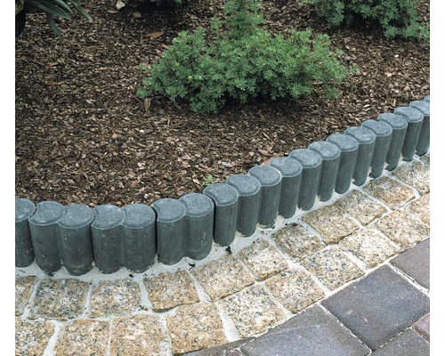 Garten mit Rasenkantensteinen und Pflastersteinen