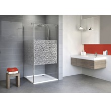 Badezimmer mit Duschkabine, Waschtisch und Spiegel