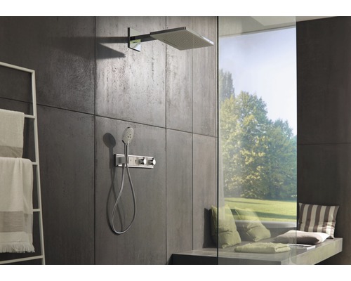Badezimmer mit Kopfbrause, Handbrause und Handtuchhalter