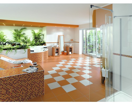 Helles Badezimmer mit Badewanne, Dusche, Waschbecken und Schachbrettfliesen