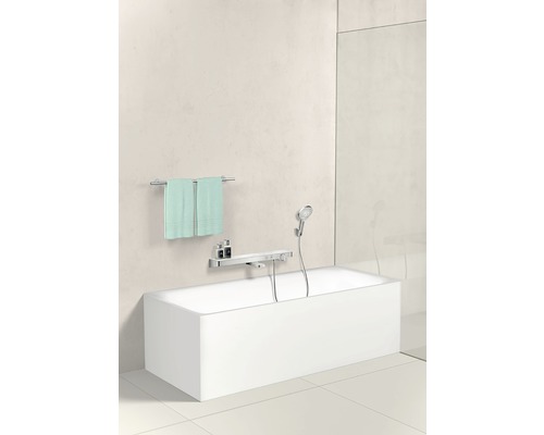 Badezimmer mit rechteckiger Badewanne, Handbrause und Handtüchern