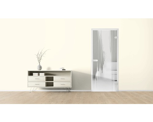 Helles Zimmer mit Kommode und einer Glastür mit abstraktem Muster