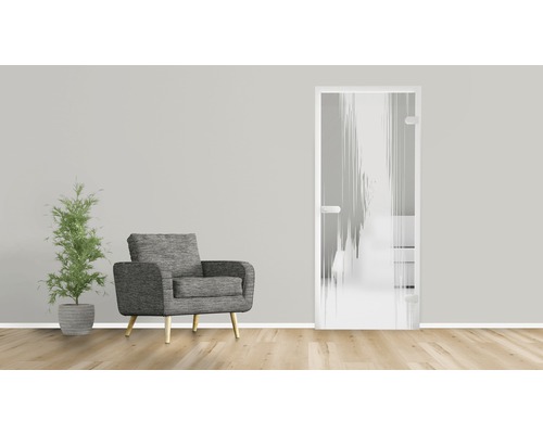 Wohnzimmer mit Sessel, Zimmerpflanze und einer Glastür mit Dekor