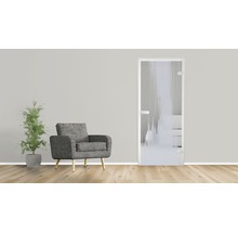 Raumszene mit Glastür, Sessel und Zimmerpflanze für eine helle und freundliche Atmosphäre.