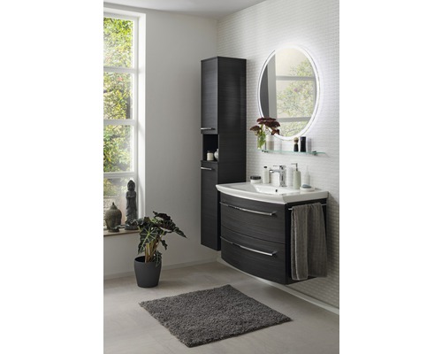 Modernes Badezimmer mit Waschtisch, Spiegelschrank und Hochschrank in dunklem Holzdekor