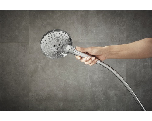 Handbrause mit Brauseschlauch in Hand gehalten