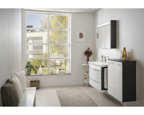 Helles Badezimmer mit Waschtisch, Spiegelschrank und großem Fenster