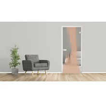 Szene mit einer Glastür mit Streifenmuster, einem Sessel und einer Topfpflanze in einem Zimmer.