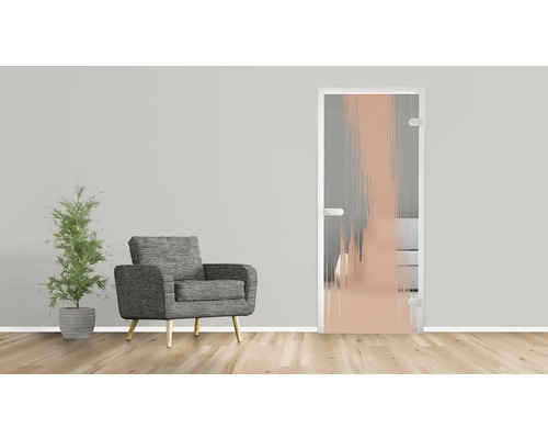 Szene mit einer Glastür mit Streifenmuster, einem Sessel und einer Topfpflanze in einem Zimmer.