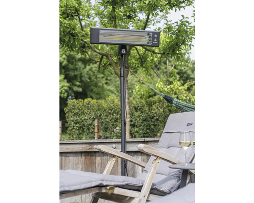 Terrassenszene mit Heizstrahler auf Stativ und Gartenmöbeln