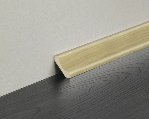 Sockelleiste aus Holz an Wand und Boden