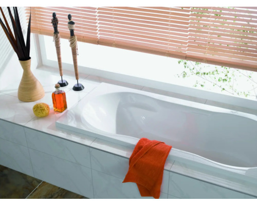 Helles Badezimmer mit Badewanne, Dekoration und Jalousien