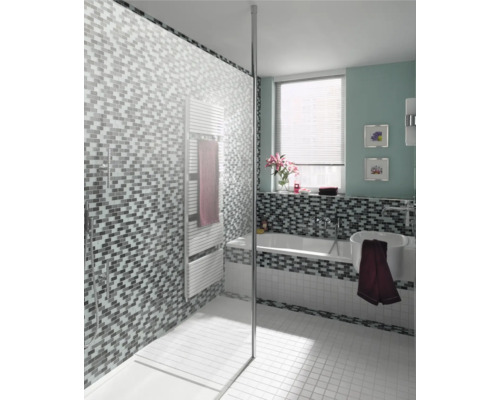 Badezimmer mit Dusche, Badewanne und Mosaikfliesen