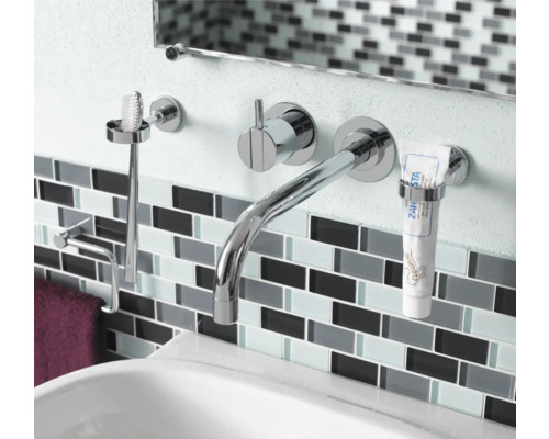 Badezimmerwaschtisch mit Armatur, Zahnputzbecher, Handtuchhalter und Mosaikfliesen