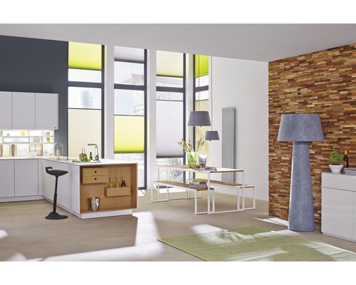 Modernes Interieur mit Küche, Essbereich und Plissees an den Fenstern für Sicht- und Sonnenschutz.