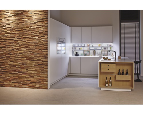 Moderne Küche mit weißen Schränken, Kochinsel und Holzwand