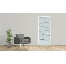 Zimmeransicht mit Glastür, Sessel und Pflanze im Topf