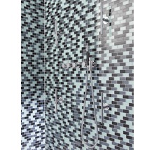 Badezimmer mit Mosaikfliesen und Duscharmatur