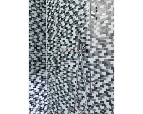 Badezimmer mit Mosaikfliesen und Duscharmatur
