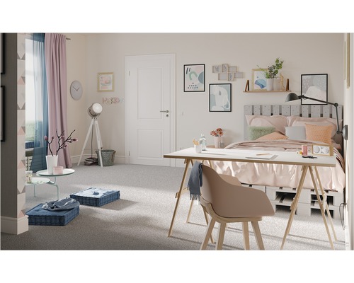 Helles Schlafzimmer mit Bett, Schreibtisch und Sitzkissen