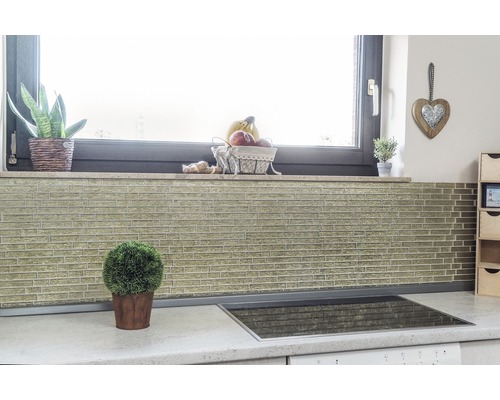 Küchenszene mit Mosaikfliesenwand und Dekorationen