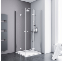 Eckdusche mit Duschwanne, Duscharmatur und Handtuchwärmer in einem Badezimmer