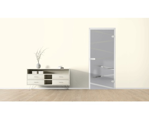 Heller Raum mit Kommode und Glastür