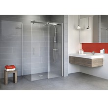 Badezimmer mit ebenerdiger Dusche, Waschtisch und Spiegel