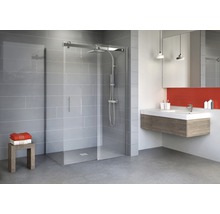 Begehbare Dusche aus Glas mit Duschkopf und Armatur in modernem Badezimmer