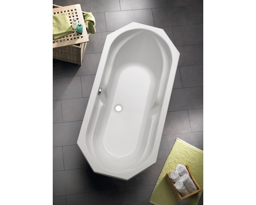 Aufnahme von oben einer weißen Eckbadewanne im Badezimmer mit Fliesenboden