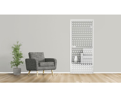 Raumszene mit Glastür mit Quadratmuster, Sessel und Zimmerpflanze