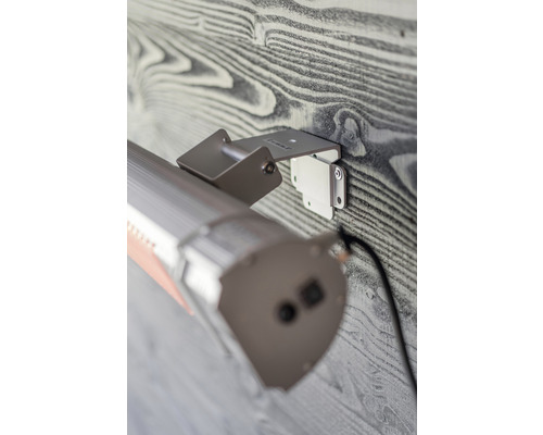 Nahaufnahme eines an einer Wand montierten Heizstrahlers mit Halterung