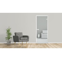 Badezimmer Szene mit Glastür, Sessel und Zimmerpflanze.