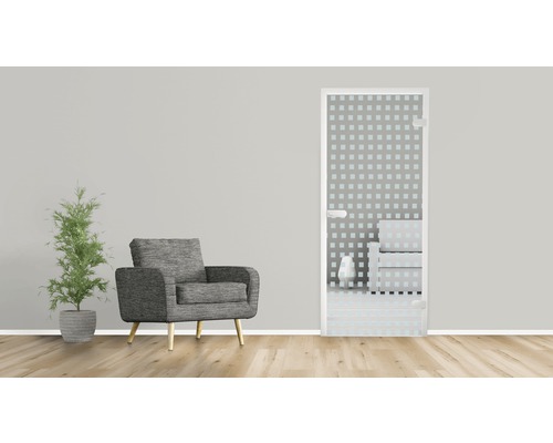 Badezimmer Szene mit Glastür, Sessel und Zimmerpflanze.