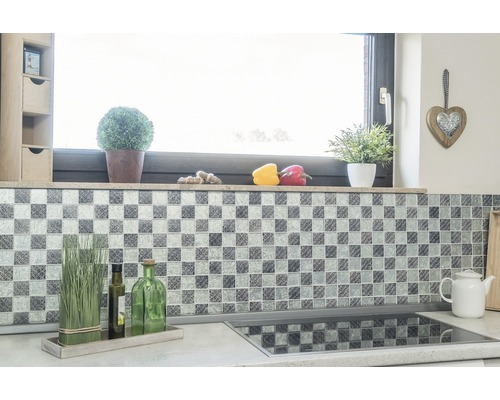 Küchenszene mit Mosaikfliesenwand, Dekoration und Kochfeld