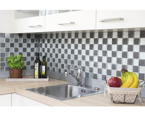 Küchenszene mit Mosaikfliesen, Spüle und Lebensmitteln