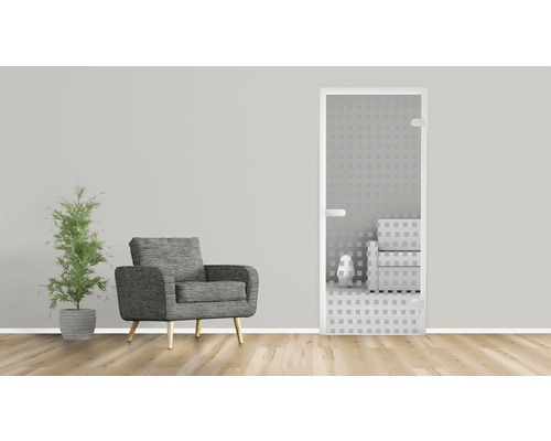Innenraum mit Sessel, Topfpflanze und Glastür mit quadratischem Muster