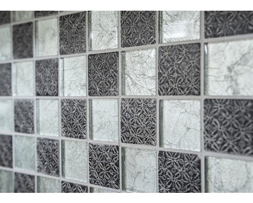 Quadratische Glasmosaikfliesen mit Muster