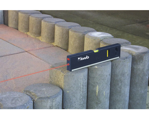 Klinkerweg mit Laserwasserwaage der Marke kwb
