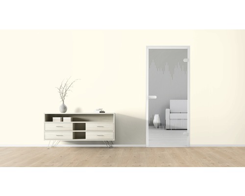 Heller Raum mit Kommode und Glastür